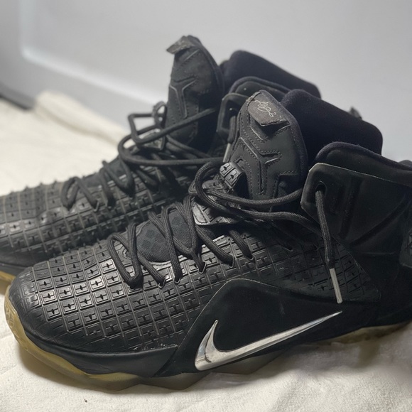 Lebron Shoes - Picture 2 of 2